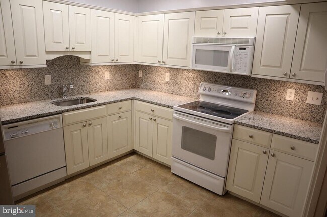 Building Photo - 4940 Sentinel Dr