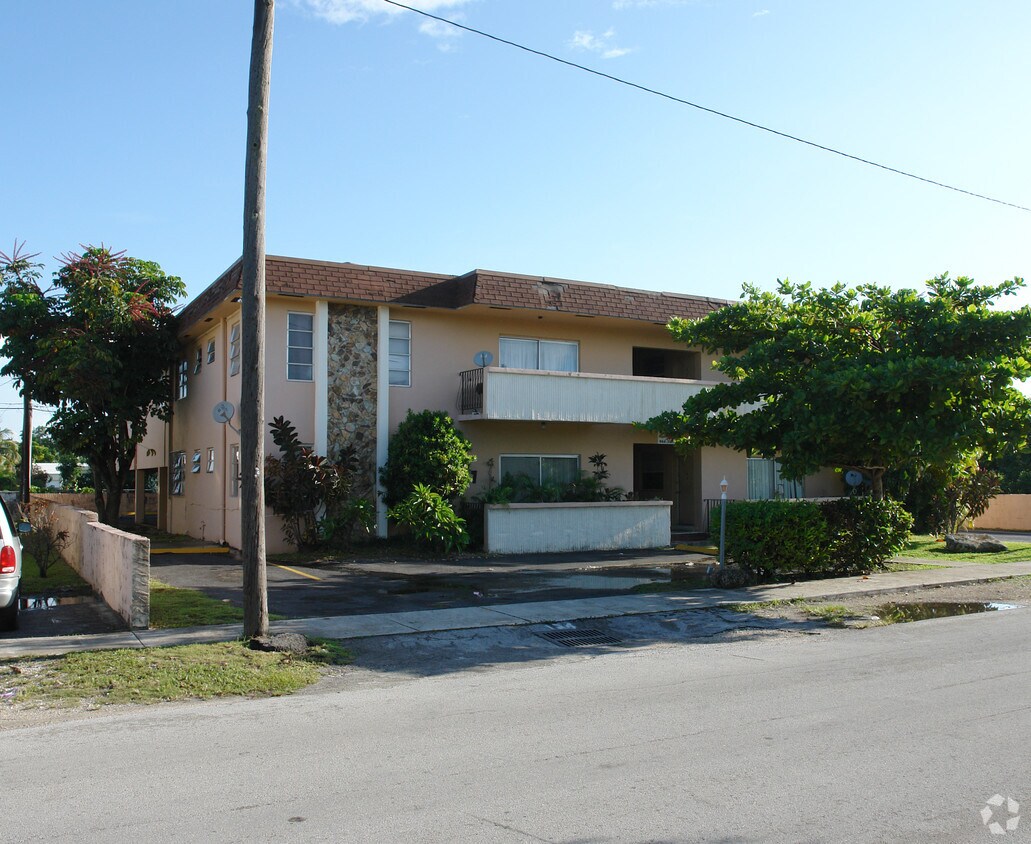 Building Photo - 1237 NE 128th St