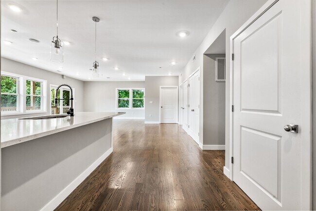 Building Photo - 10 Ruthven Park