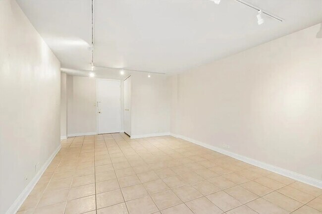 Foto del edificio - 7033 N Kedzie Ave