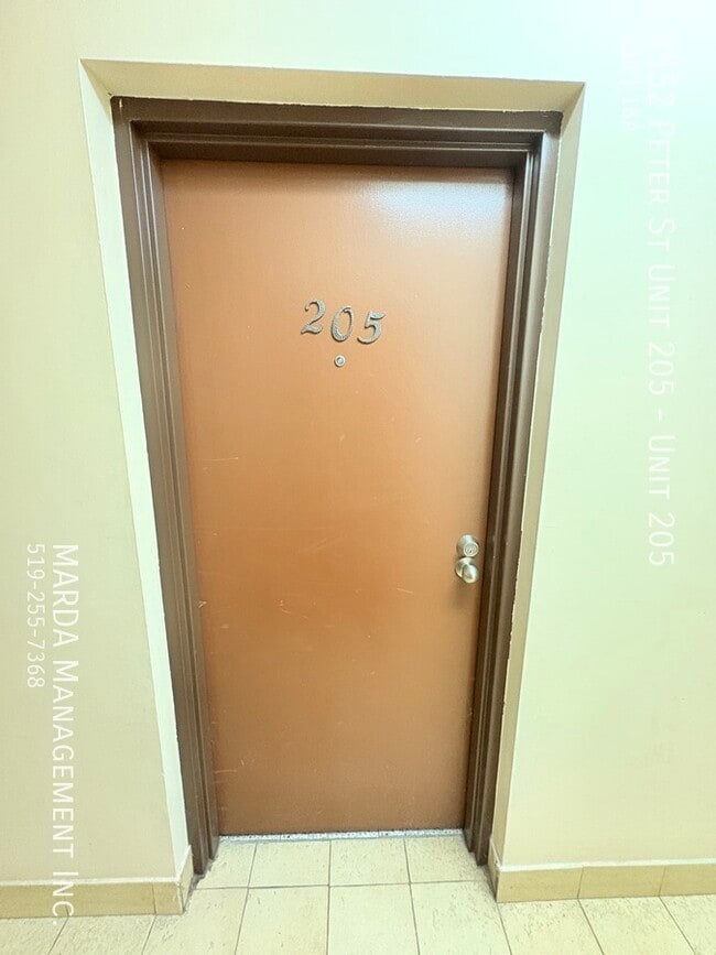 Photo du bâtiment - COZY 1 BED/1 BATH 2ND FLOOR APT - WEST END - ALL INCLUSIVE!!!