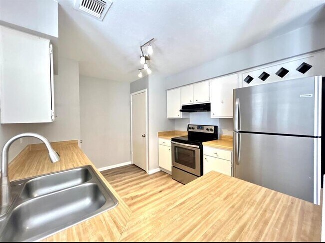 Foto del edificio - 2211 S Kirkwood Rd
