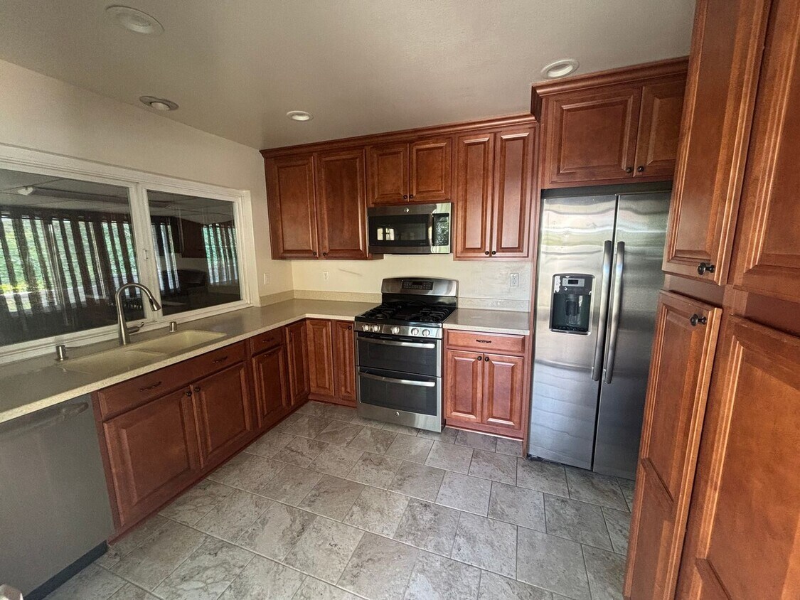 Foto del edificio - Charming 2-Bedroom Single-Story Home in Fr...