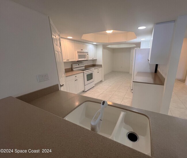 Building Photo - 7048 Sevilla Ct