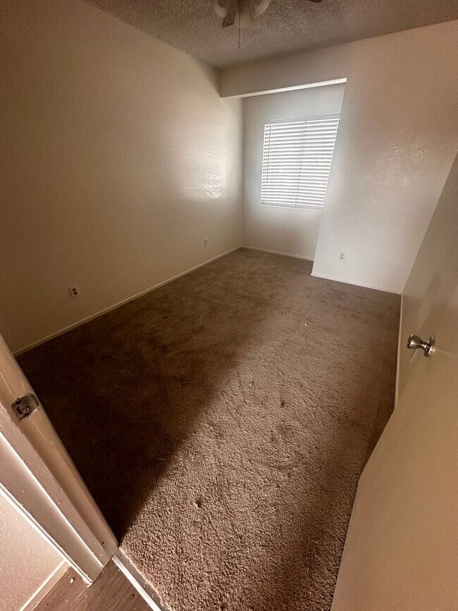 Foto del edificio - 2 bedroom 1.5 Bathroom Townhome for Rent