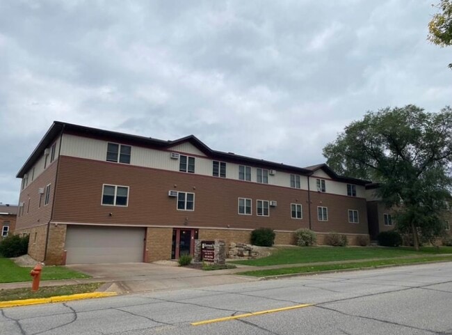 Apartamentos Riverwood - 1402 W Broadway St