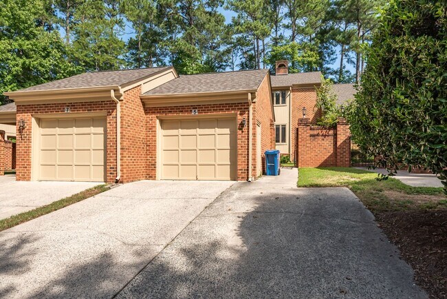 Foto del edificio - Gorgeous 2 Bedroom Brick Townhome in the H...