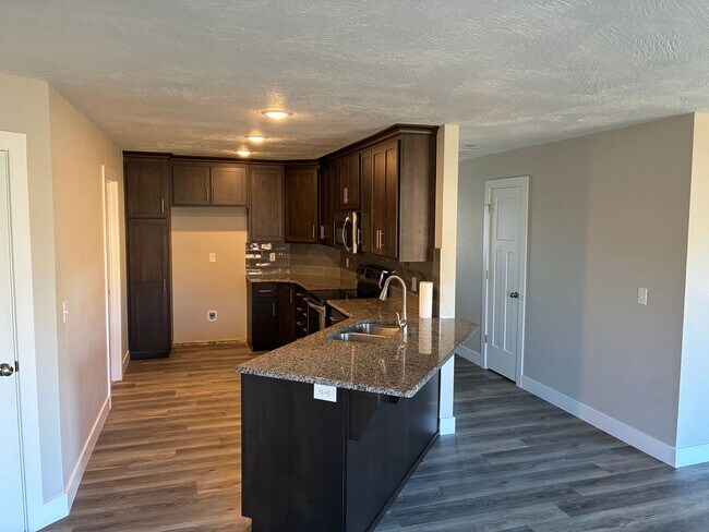 Foto del edificio - Beautiful 3 bedroom, 2 bath, 2 car garage duplex in Ozark! Spacious, granite with open / split be...