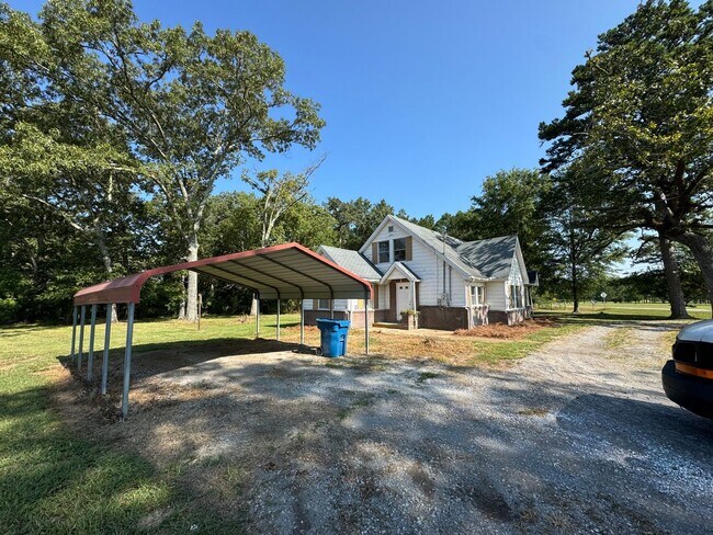 Building Photo - Adorable 2 bedroom farmhouse