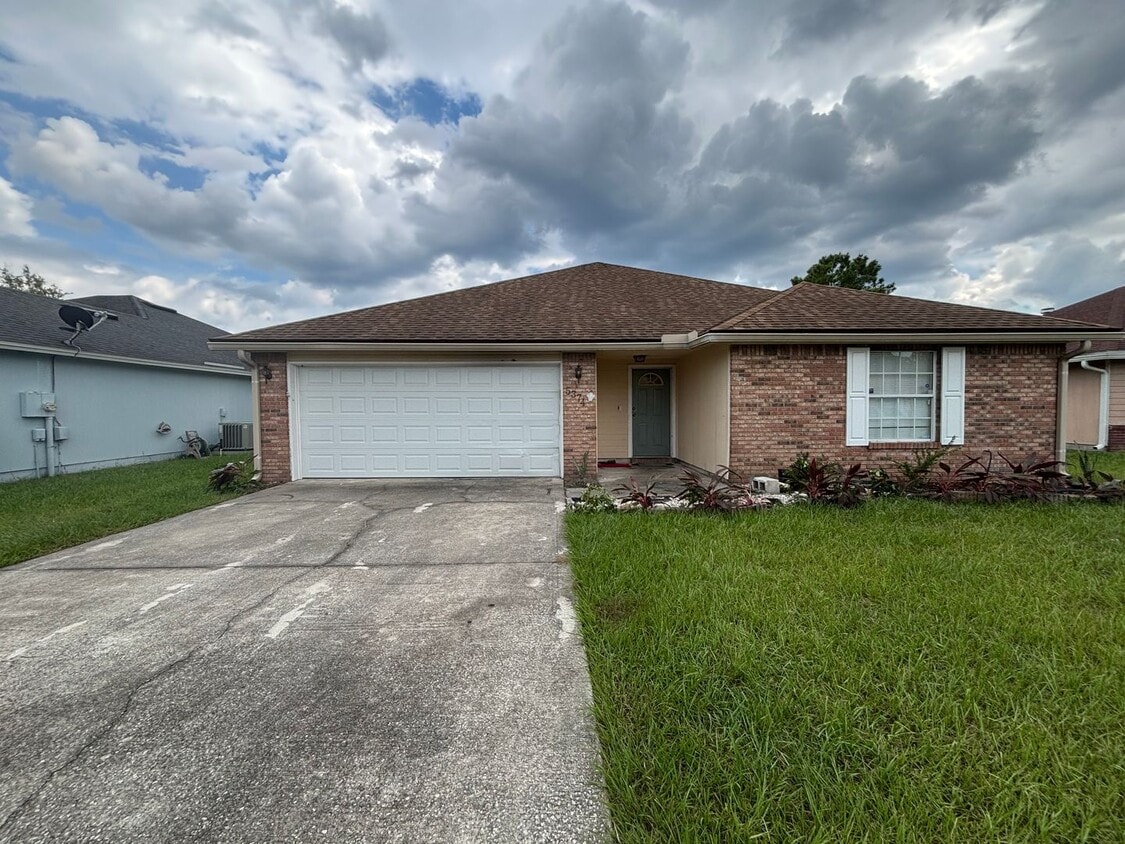 Foto principal - Charming 3 Bedroom, 2 Bath Home with Garag...