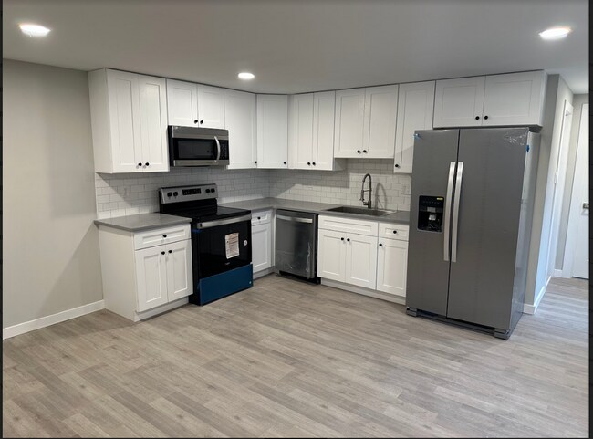 Building Photo - 7028 Ridge Ave