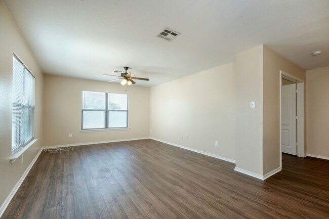 Building Photo - Spacious 4 bed/2.5 bath corner lot!