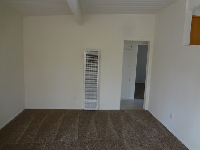 Building Photo - Spacious Top Floor Unit Close to Nightlife