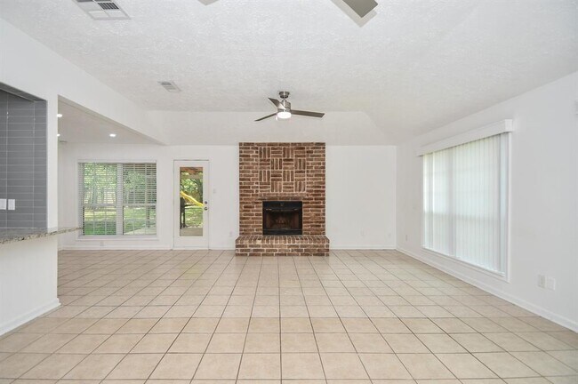 Foto del edificio - 7326 Bubbling Brooks Ln
