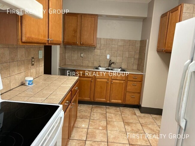 Building Photo - 909 Iola Ave