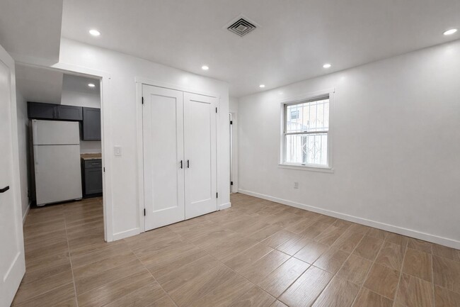 Building Photo - 87 Merseles St