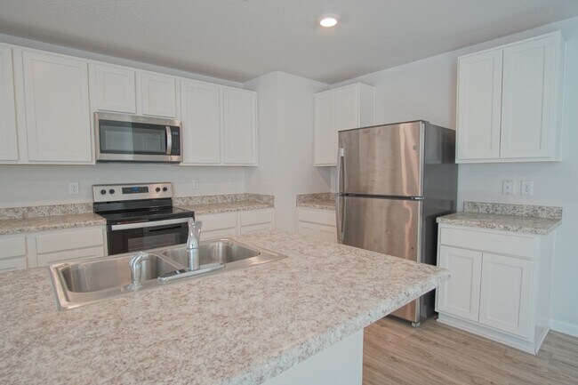 Building Photo - Modern 3BD/2BA in Ashland Manor – Open Lay...