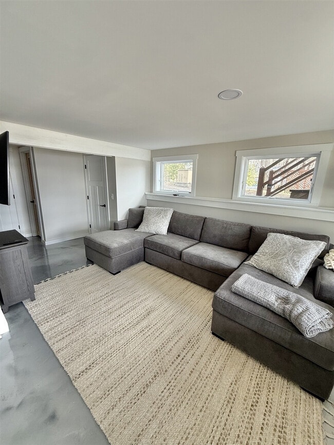 Building Photo - 35 Shore Rd