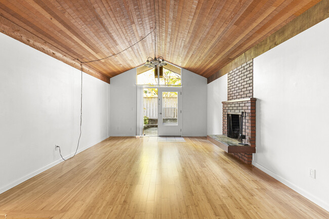 Building Photo - 6780 SW Canyon Terrace