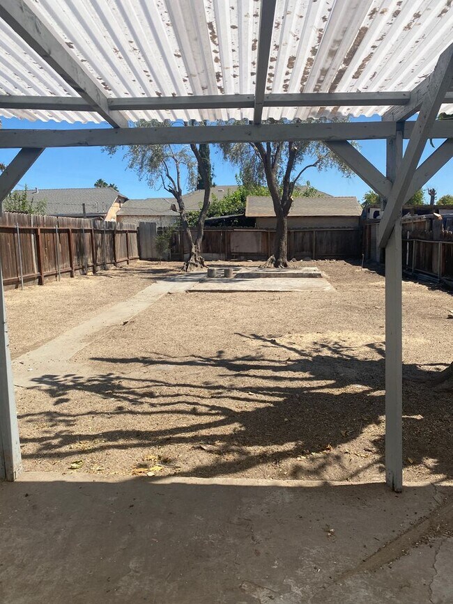 Building Photo - Updated home on a large lot!