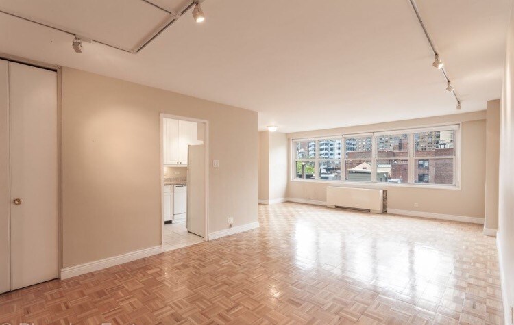 Open floor plan - 251 E 32nd St