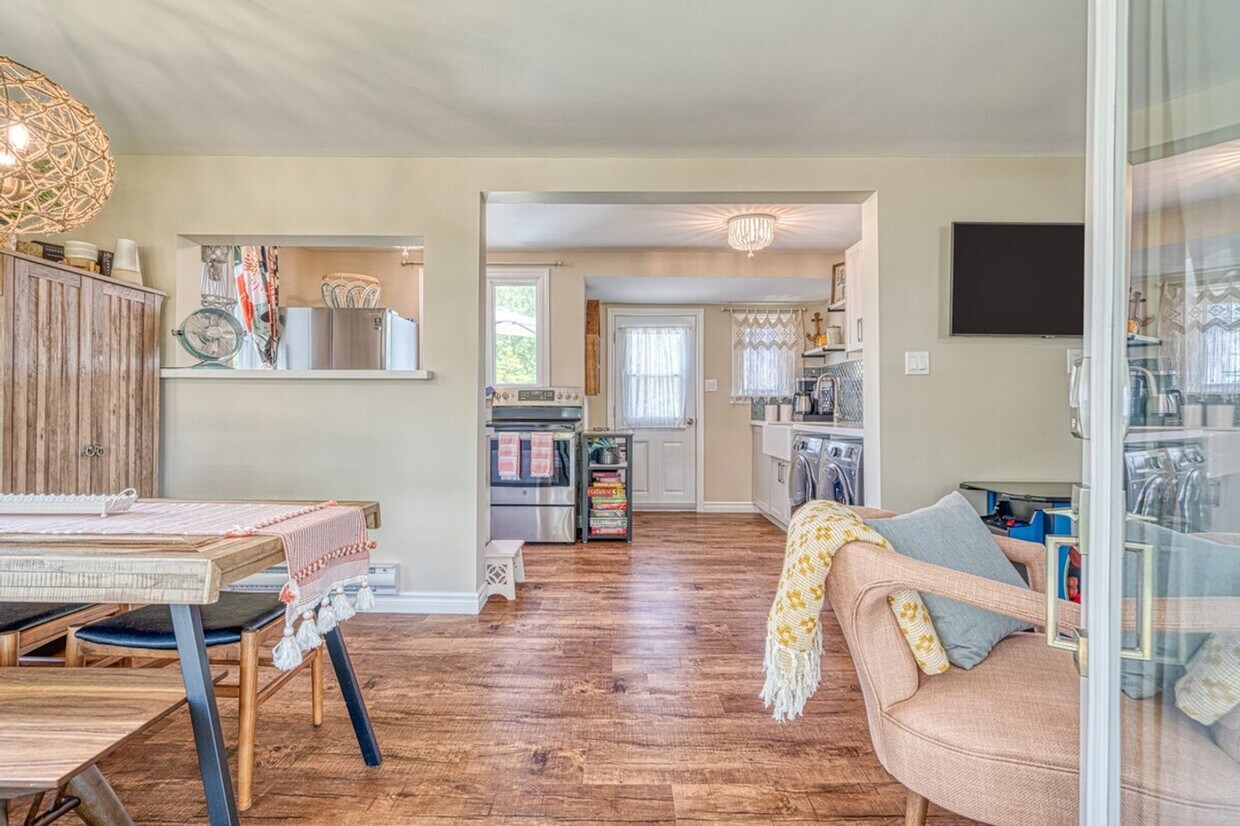 Photo principale - 903 Lakeshore Rd