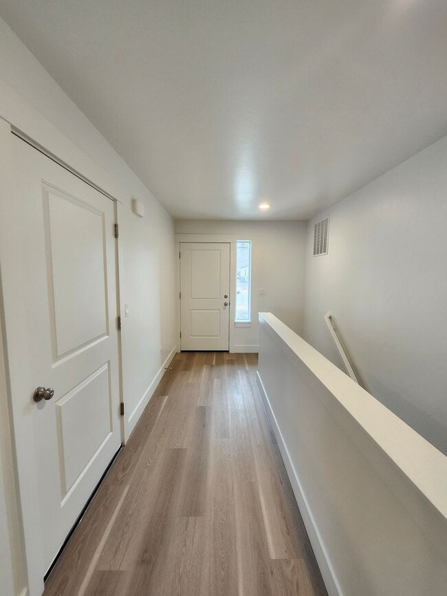 Building Photo - 3 bedrooms, 2.5 Baths w/Amazing Sunset Views!