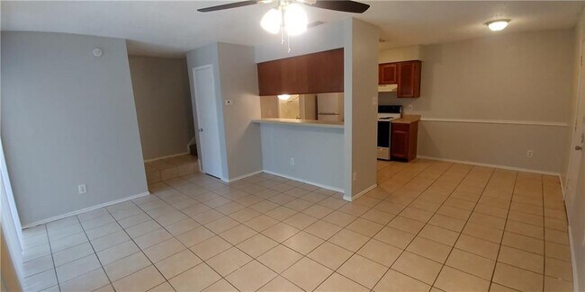 Foto del edificio - 5616 Emerald Forest Dr