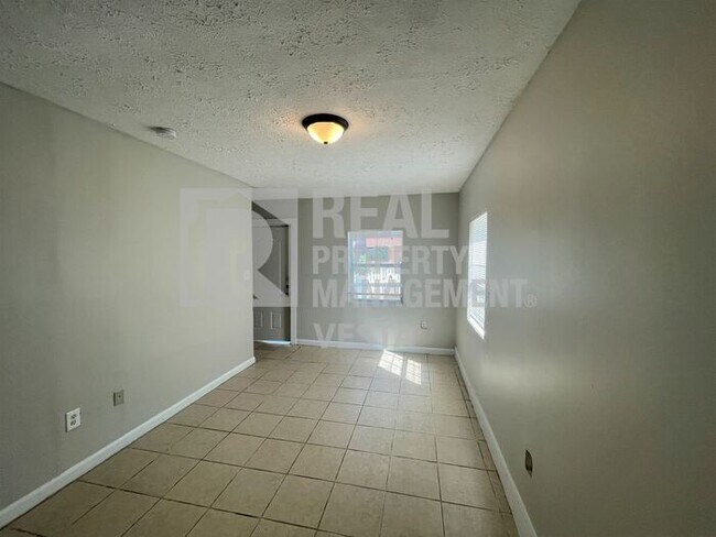 Foto del edificio - Section 8 Accepted - Well Kept Two Bedroom...