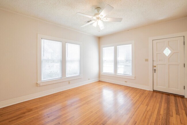 Building Photo - 2 Bed 1 Bath with Hardwood Floors and Natu...