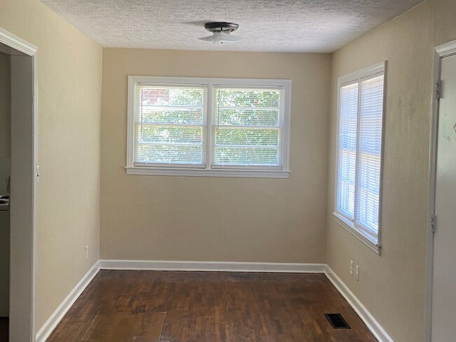 Building Photo - **MOVE-IN SPECIAL**1/2 Rent off 1st Months...