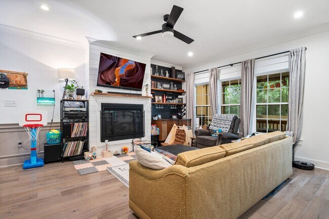 Building Photo - Modern 3be / 2.5ba House With Garage and Fenced-in Backyard