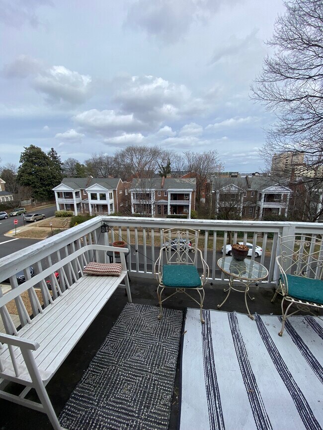 Building Photo - 3333 W Grace St