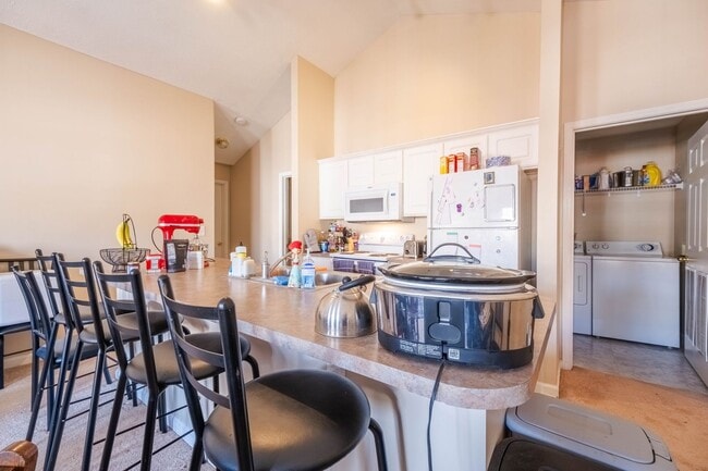 Foto del edificio - 4 bedroom, 4 bathroom Condominium- ONE BEDROOM AVAILABLE