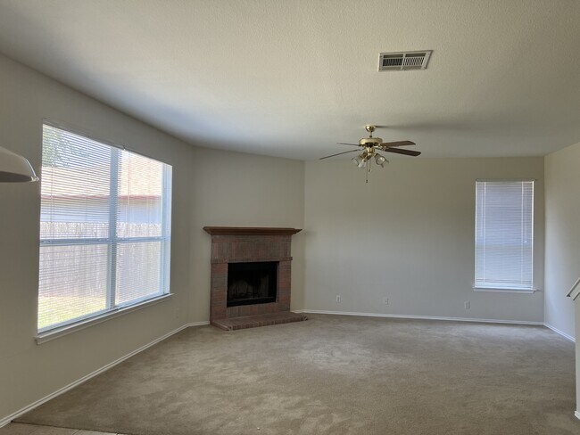 Foto del edificio - 14304 Sarah Ann Dr