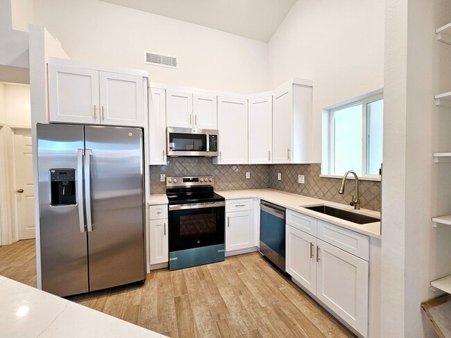 Building Photo - 1112 E 4th St