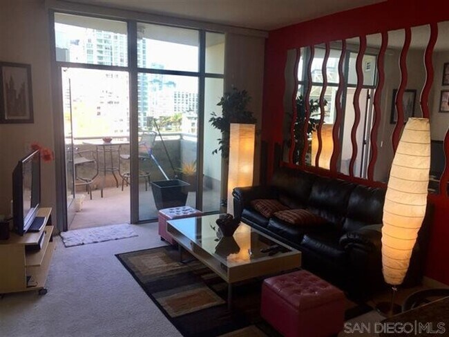 Foto del edificio - Beautifully Furnished Condo Right Across f...