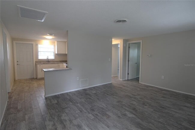 Building Photo - 302 Colonia Ln