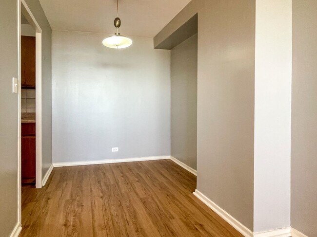 Building Photo - 3950 N Lake Shore Dr