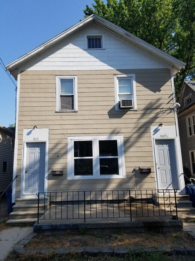 Vista exterior - 919 W 3rd St