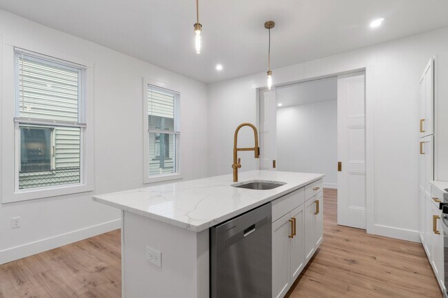 Foto del edificio - Beautifully renovated 4 bed, 2.5 bath, loc...