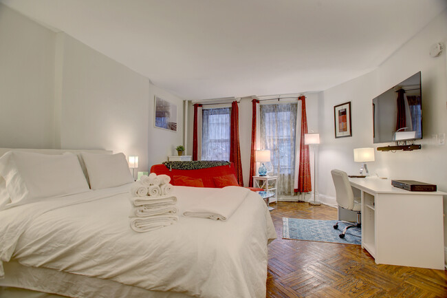 Bedroom - 64 W 82nd St