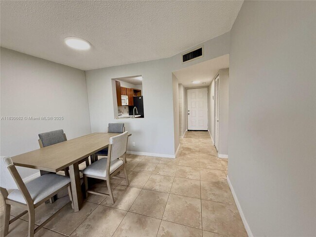 Foto del edificio - 8550 N Sherman Cir