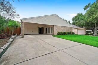 Building Photo - 914 Coachlight Dr