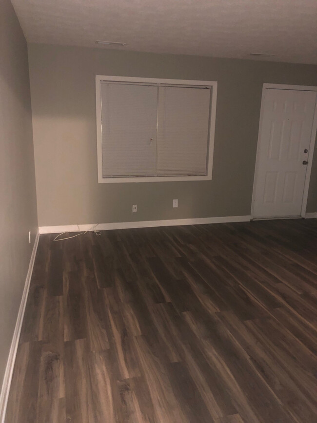 Building Photo - Valley Dale Duplex Unit B