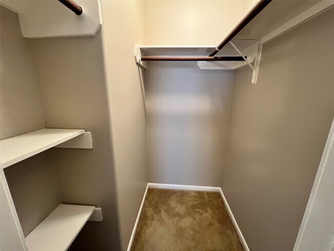 Building Photo - 2427 Halstead Dr