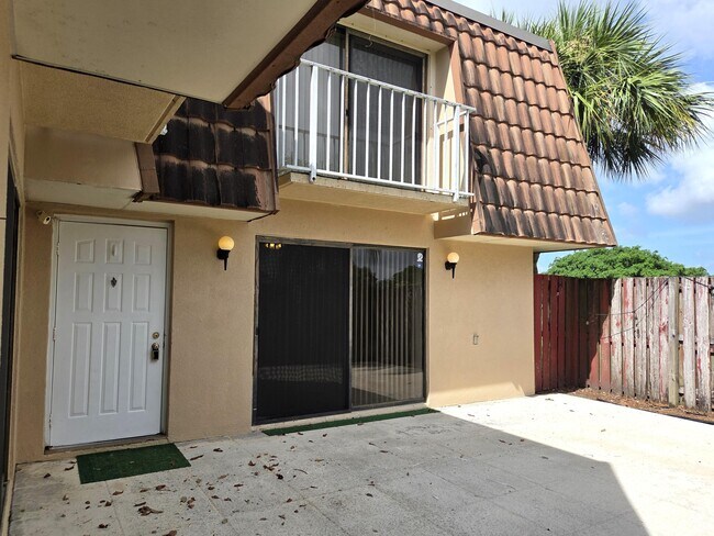 Foto del edificio - 573 Green Springs Pl
