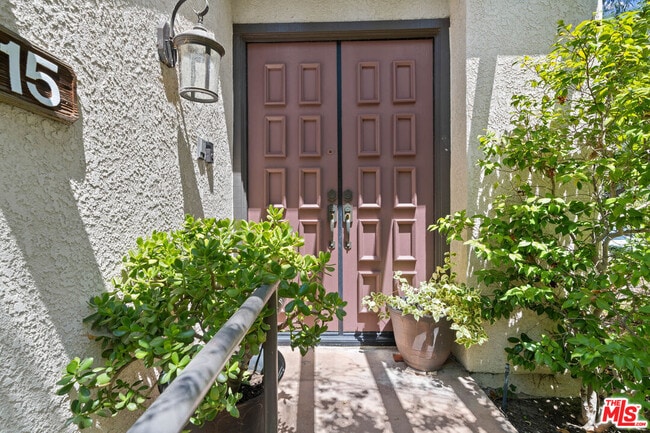 Building Photo - 5757 Owensmouth Ave