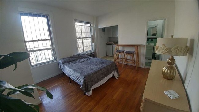 Building Photo - 311 W 95th St