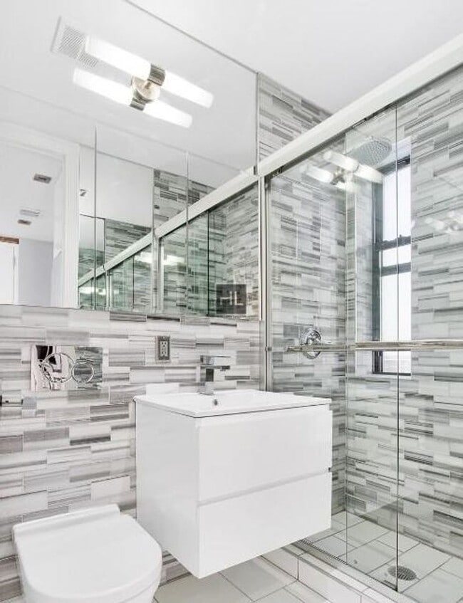 Building Photo - AMAZING 1 BR APARTMENT! WON'T LAST!! NO BR...
